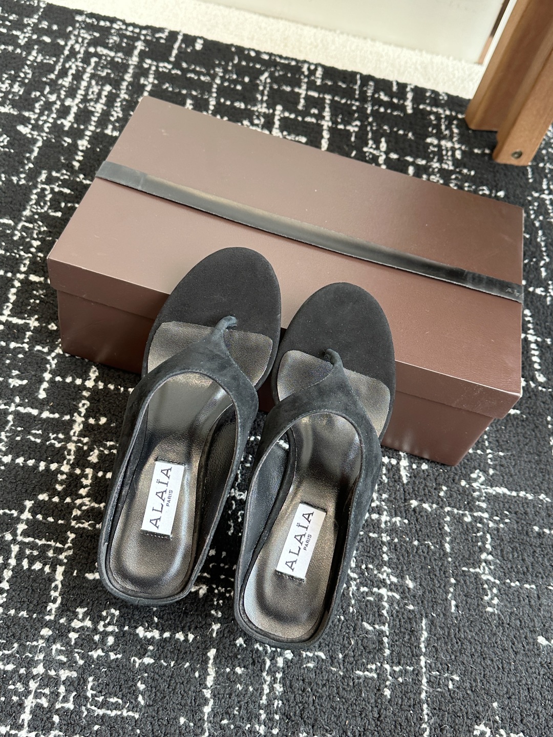 代购级
ALAIA 25ss 春夏新品简易 坡跟夹脚 拖鞋

异形跟穆勒鞋 不对称设计打破常规 释放独特
