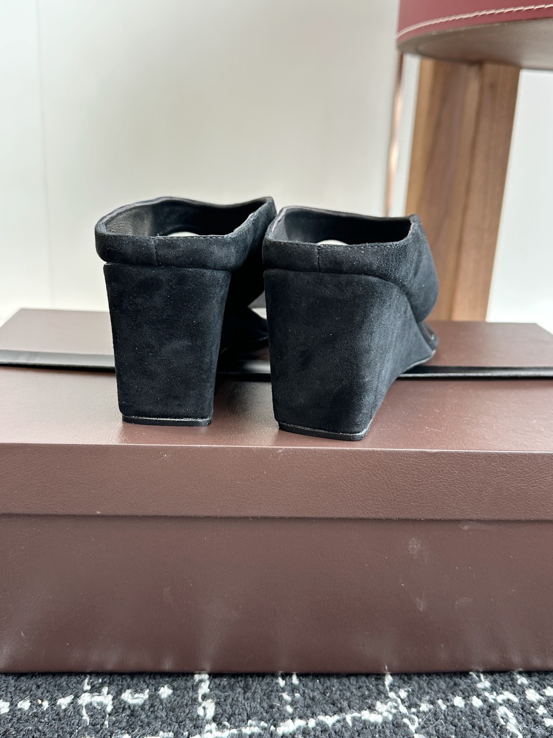代购级
ALAIA 25ss 春夏新品简易 坡跟夹脚 拖鞋

异形跟穆勒鞋 不对称设计打破常规 释放独特