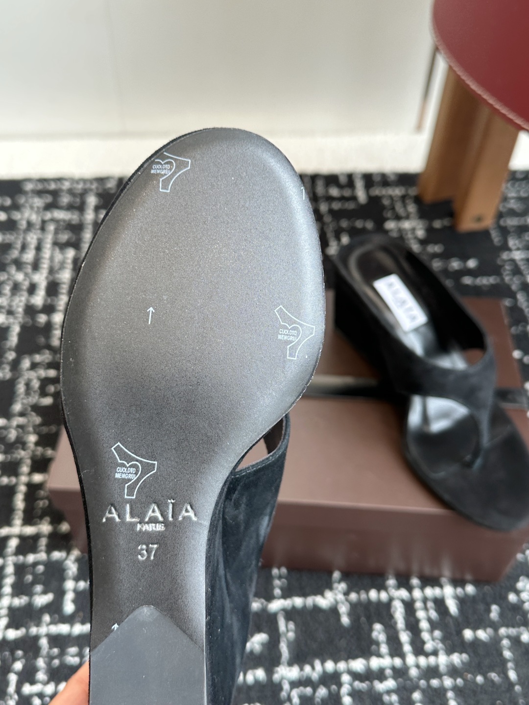代购级
ALAIA 25ss 春夏新品简易 坡跟夹脚 拖鞋

异形跟穆勒鞋 不对称设计打破常规 释放独特