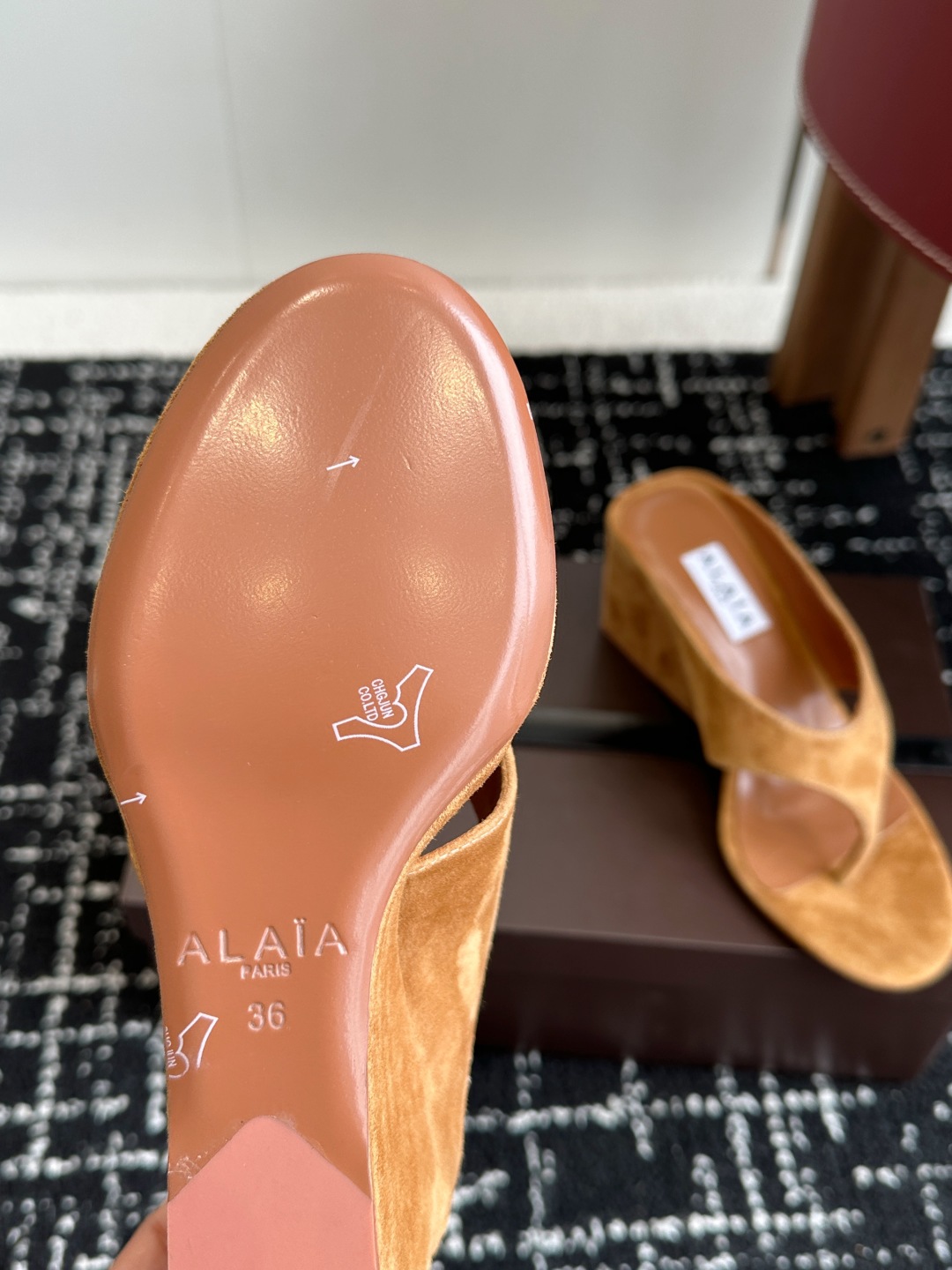 代购级
ALAIA 25ss 春夏新品简易 坡跟夹脚 拖鞋

异形跟穆勒鞋 不对称设计打破常规 释放独特