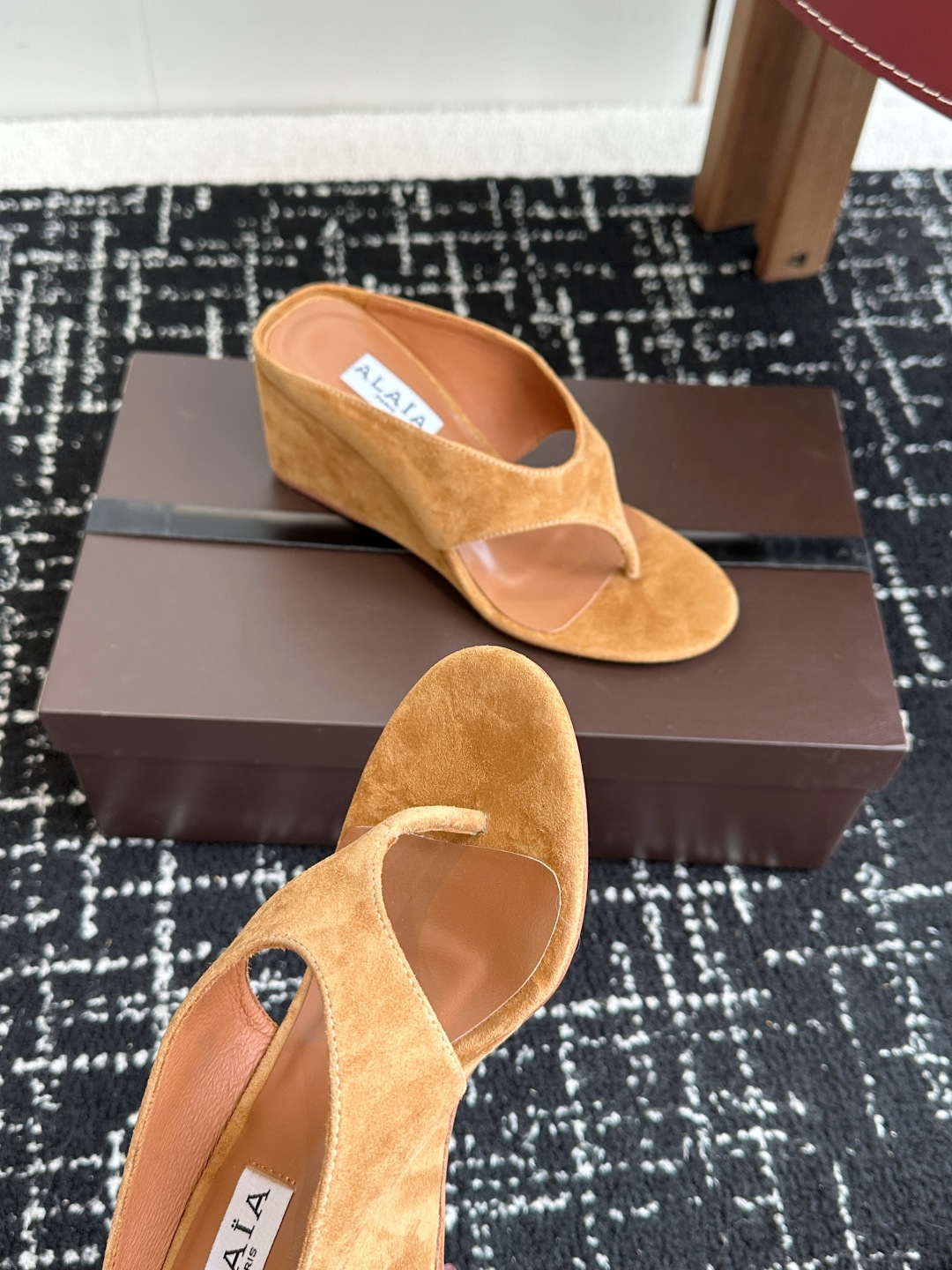 代购级
ALAIA 25ss 春夏新品简易 坡跟夹脚 拖鞋

异形跟穆勒鞋 不对称设计打破常规 释放独特