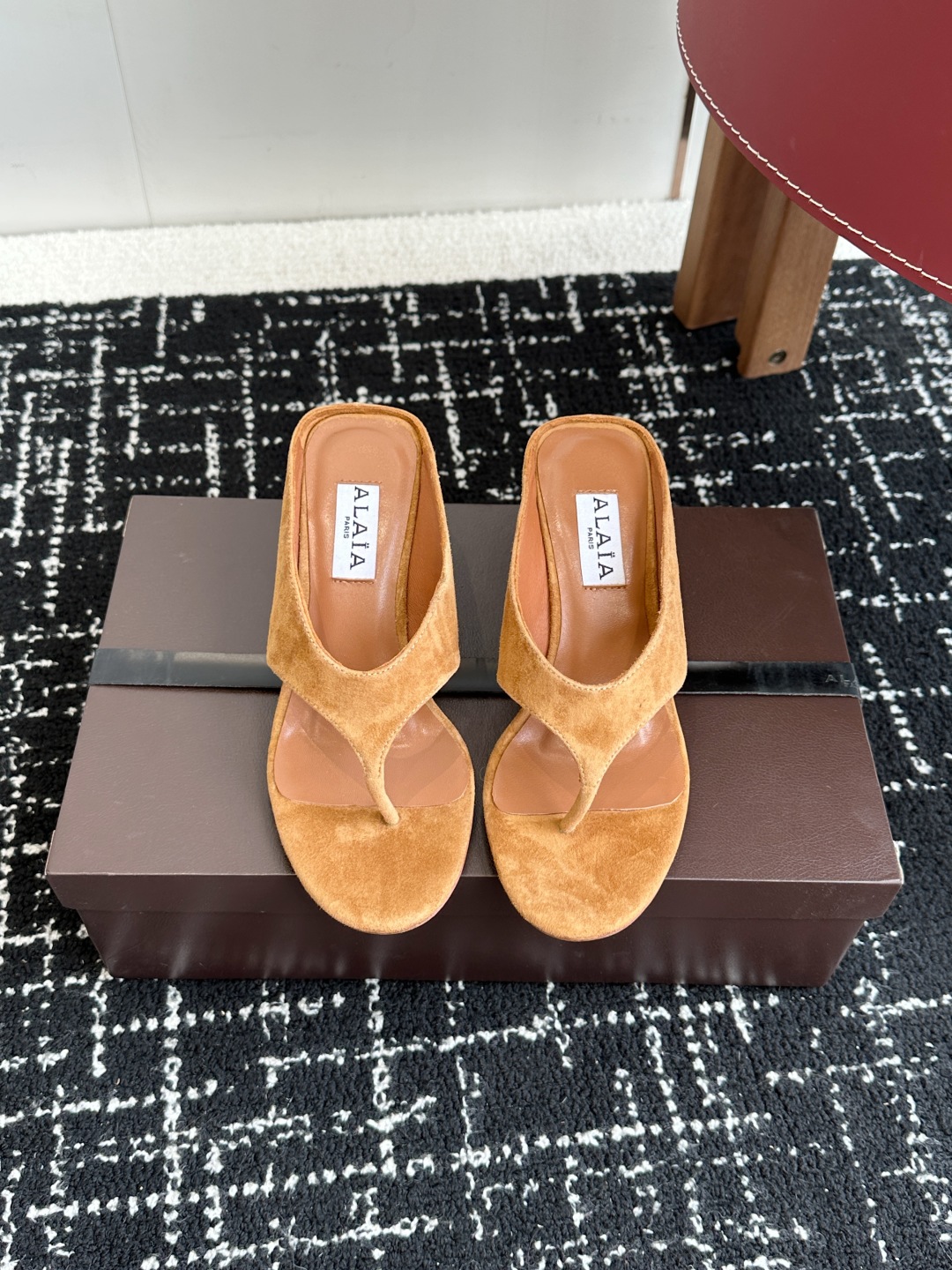 代购级
ALAIA 25ss 春夏新品简易 坡跟夹脚 拖鞋

异形跟穆勒鞋 不对称设计打破常规 释放独特