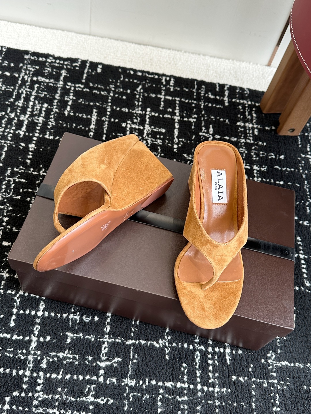 代购级
ALAIA 25ss 春夏新品简易 坡跟夹脚 拖鞋

异形跟穆勒鞋 不对称设计打破常规 释放独特