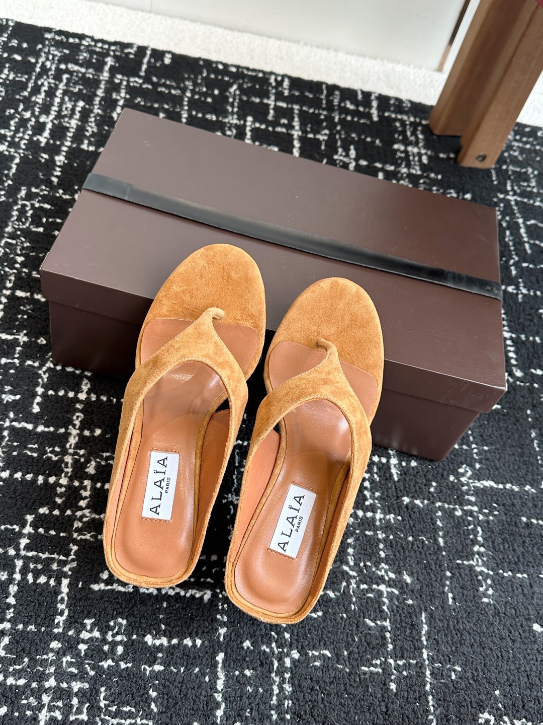 代购级
ALAIA 25ss 春夏新品简易 坡跟夹脚 拖鞋

异形跟穆勒鞋 不对称设计打破常规 释放独特