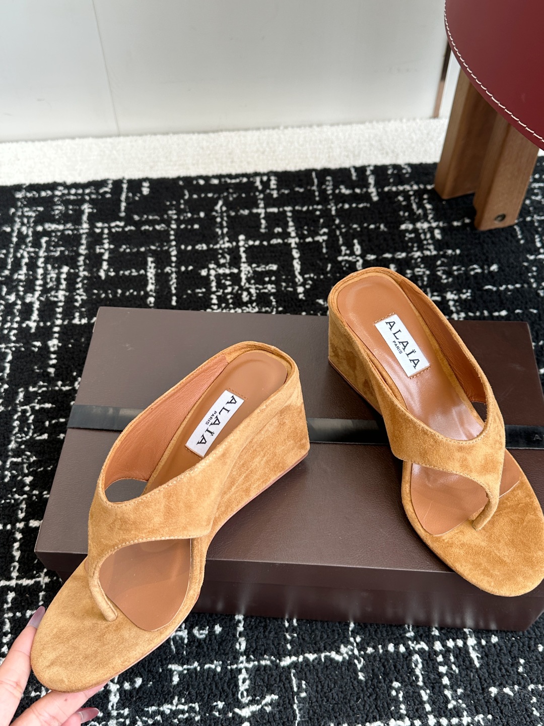 代购级
ALAIA 25ss 春夏新品简易 坡跟夹脚 拖鞋

异形跟穆勒鞋 不对称设计打破常规 释放独特