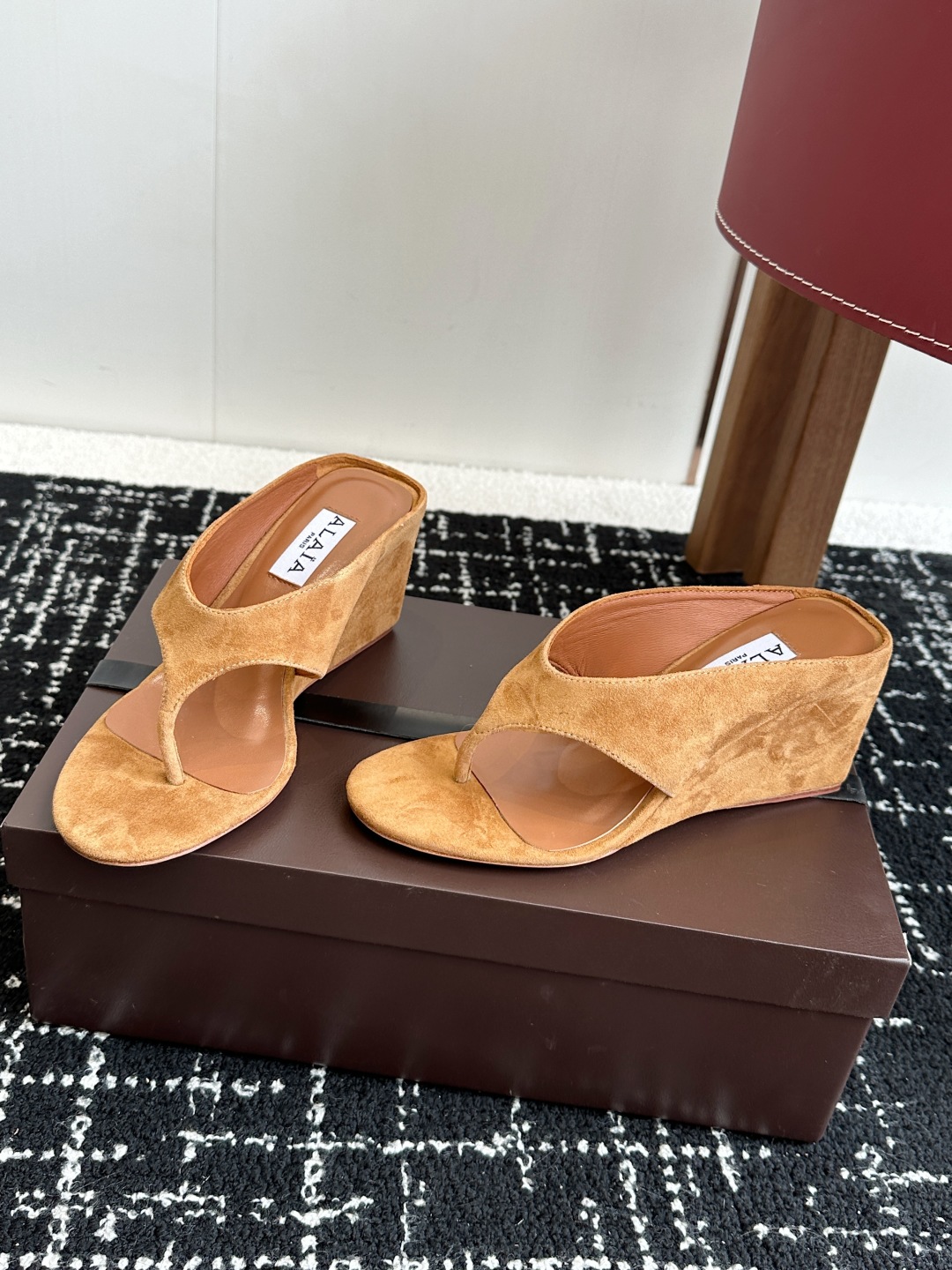 代购级
ALAIA 25ss 春夏新品简易 坡跟夹脚 拖鞋

异形跟穆勒鞋 不对称设计打破常规 释放独特