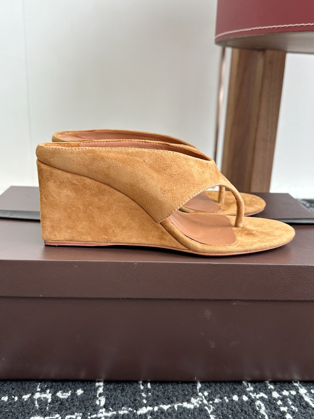 代购级
ALAIA 25ss 春夏新品简易 坡跟夹脚 拖鞋

异形跟穆勒鞋 不对称设计打破常规 释放独特