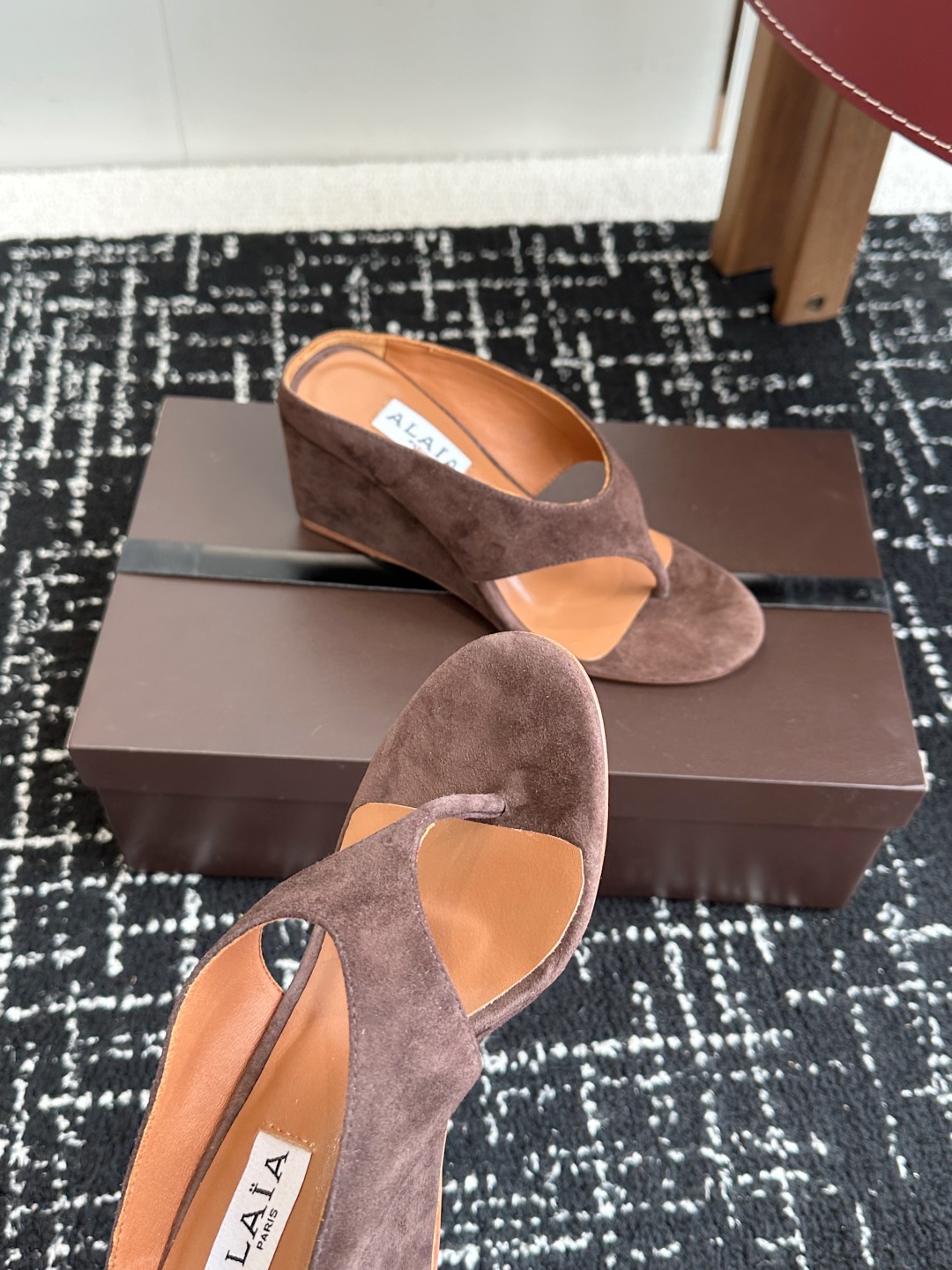 代购级
ALAIA 25ss 春夏新品简易 坡跟夹脚 拖鞋

异形跟穆勒鞋 不对称设计打破常规 释放独特