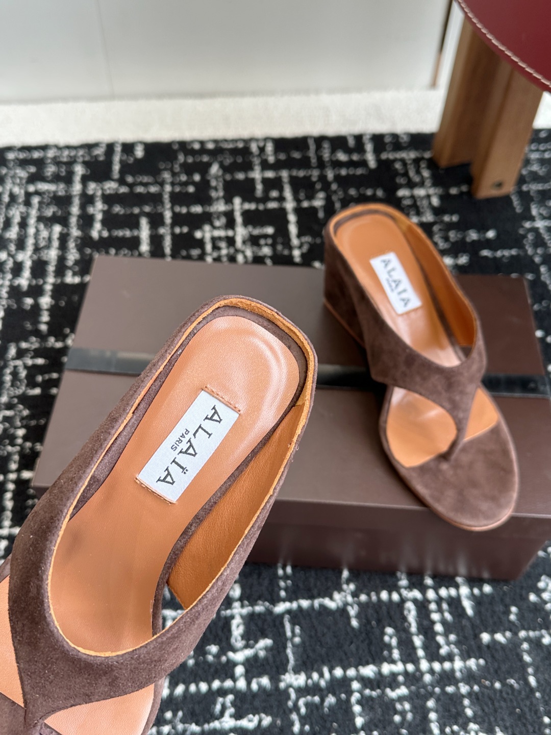代购级
ALAIA 25ss 春夏新品简易 坡跟夹脚 拖鞋

异形跟穆勒鞋 不对称设计打破常规 释放独特