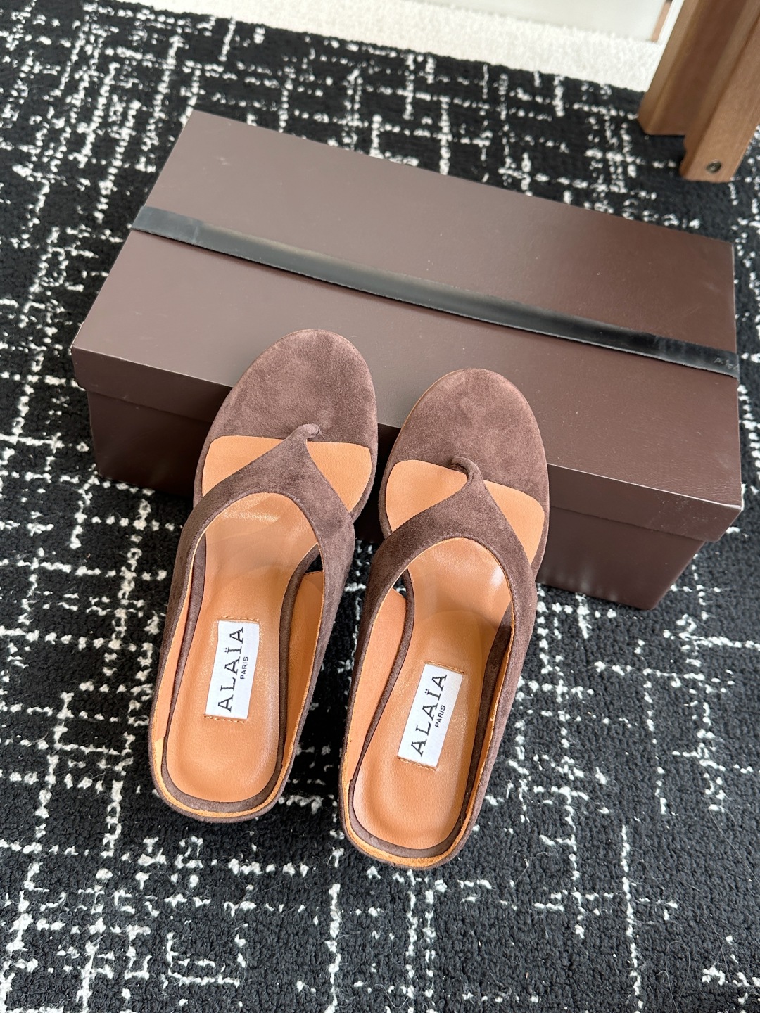 代购级
ALAIA 25ss 春夏新品简易 坡跟夹脚 拖鞋

异形跟穆勒鞋 不对称设计打破常规 释放独特