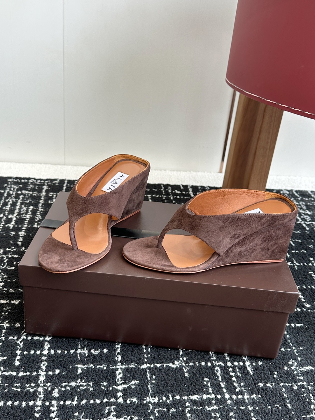 代购级
ALAIA 25ss 春夏新品简易 坡跟夹脚 拖鞋

异形跟穆勒鞋 不对称设计打破常规 释放独特
