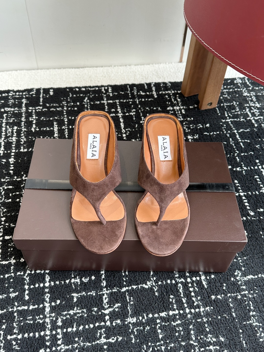 代购级
ALAIA 25ss 春夏新品简易 坡跟夹脚 拖鞋

异形跟穆勒鞋 不对称设计打破常规 释放独特