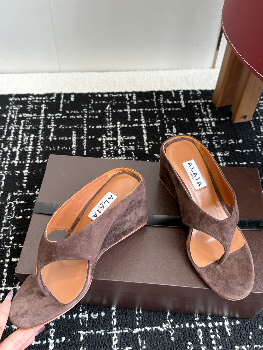 代购级
ALAIA 25ss 春夏新品简易 坡跟夹脚 拖鞋

异形跟穆勒鞋 不对称设计打破常规 释放独特