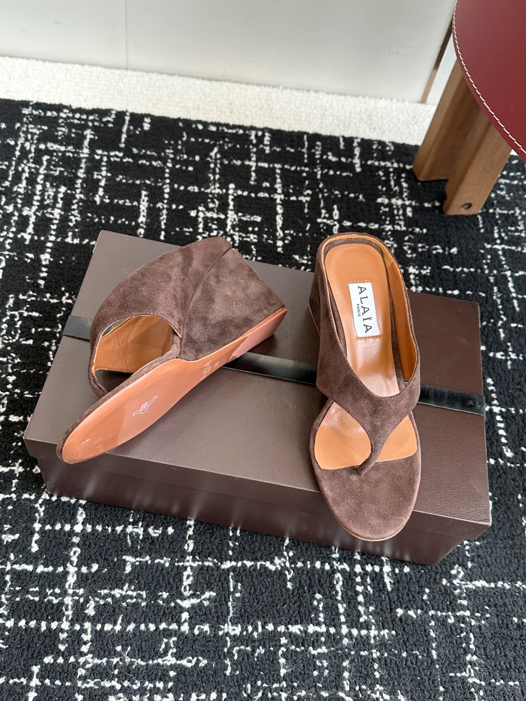 代购级
ALAIA 25ss 春夏新品简易 坡跟夹脚 拖鞋

异形跟穆勒鞋 不对称设计打破常规 释放独特