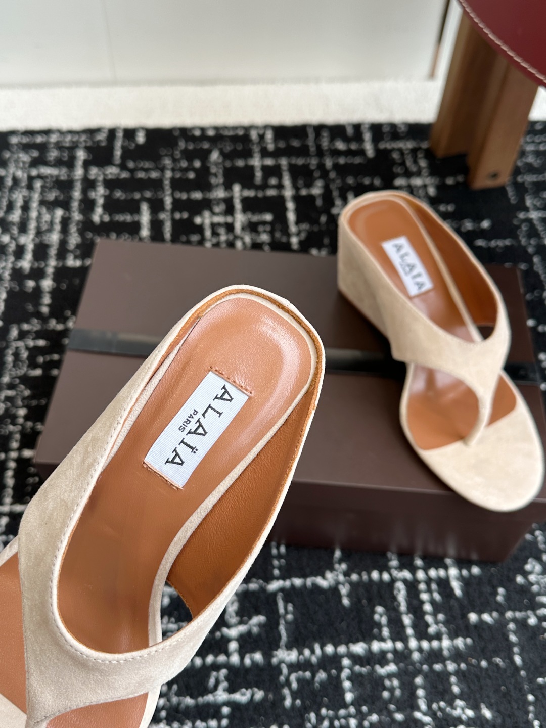 代购级
ALAIA 25ss 春夏新品简易 坡跟夹脚 拖鞋

异形跟穆勒鞋 不对称设计打破常规 释放独特
