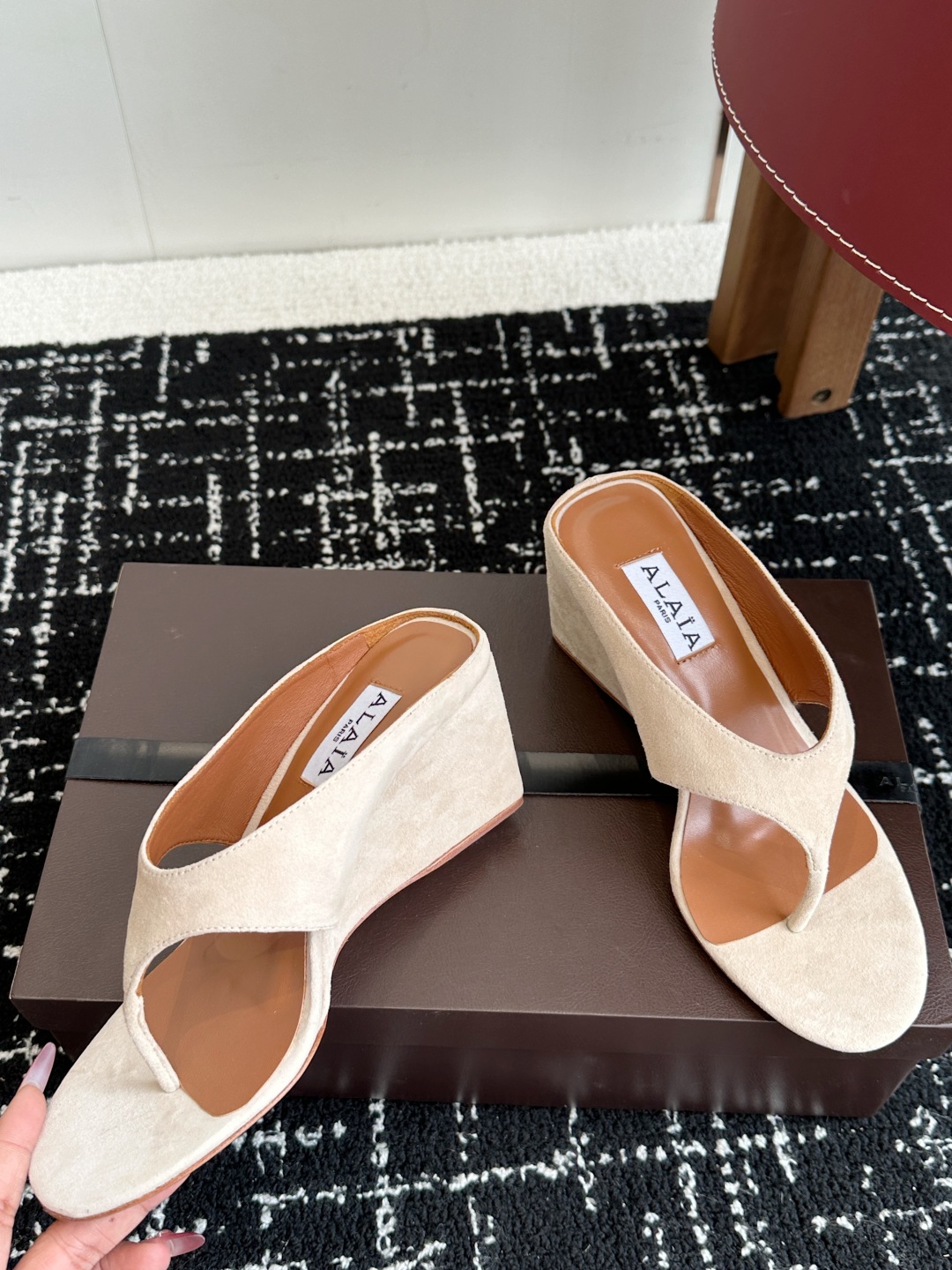 代购级
ALAIA 25ss 春夏新品简易 坡跟夹脚 拖鞋

异形跟穆勒鞋 不对称设计打破常规 释放独特