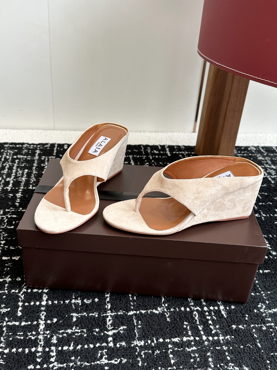代购级
ALAIA 25ss 春夏新品简易 坡跟夹脚 拖鞋

异形跟穆勒鞋 不对称设计打破常规 释放独特