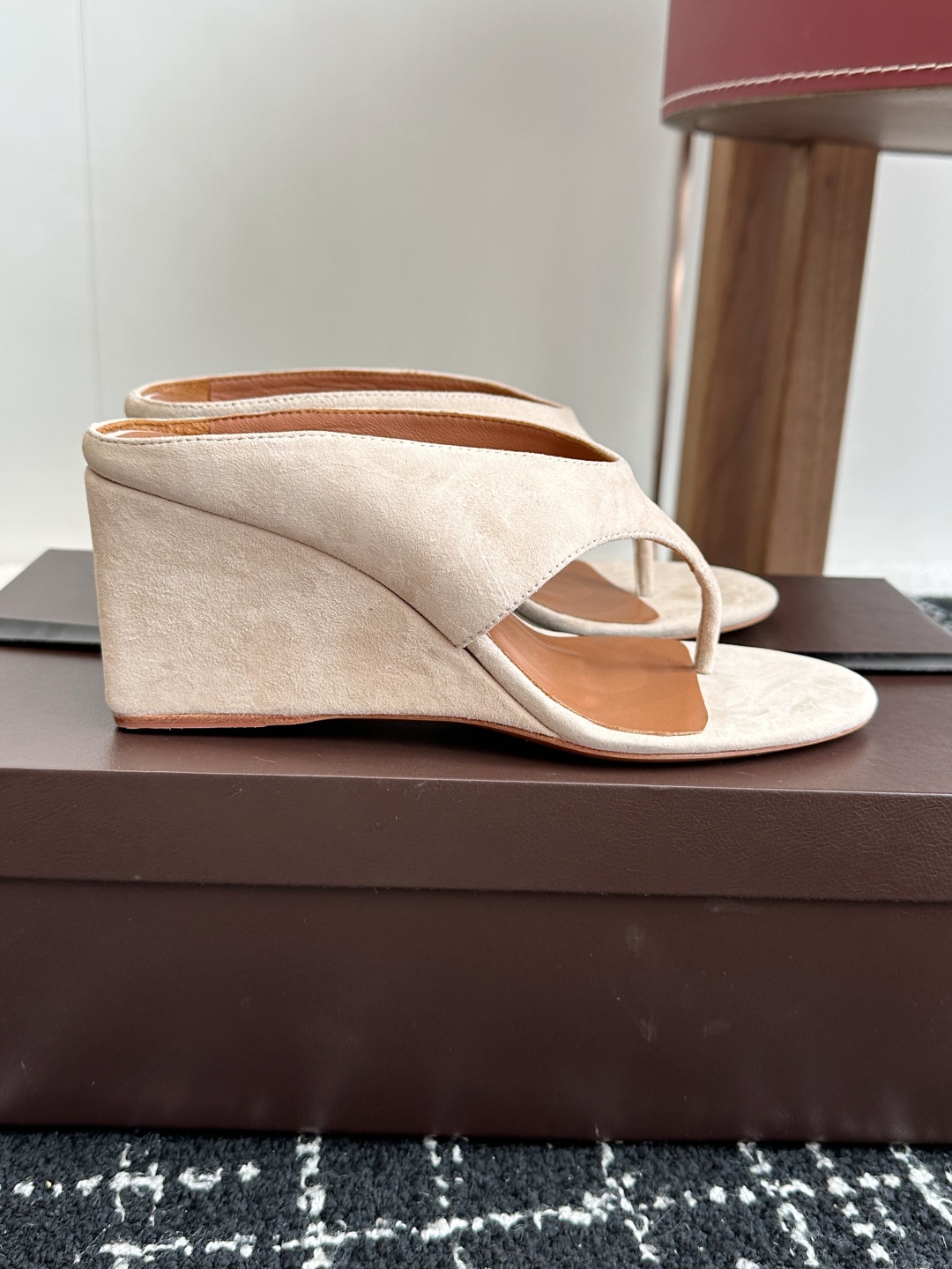 代购级
ALAIA 25ss 春夏新品简易 坡跟夹脚 拖鞋

异形跟穆勒鞋 不对称设计打破常规 释放独特