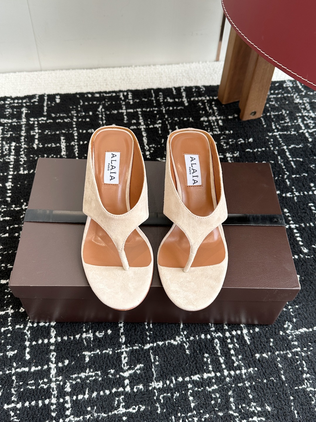 代购级
ALAIA 25ss 春夏新品简易 坡跟夹脚 拖鞋

异形跟穆勒鞋 不对称设计打破常规 释放独特