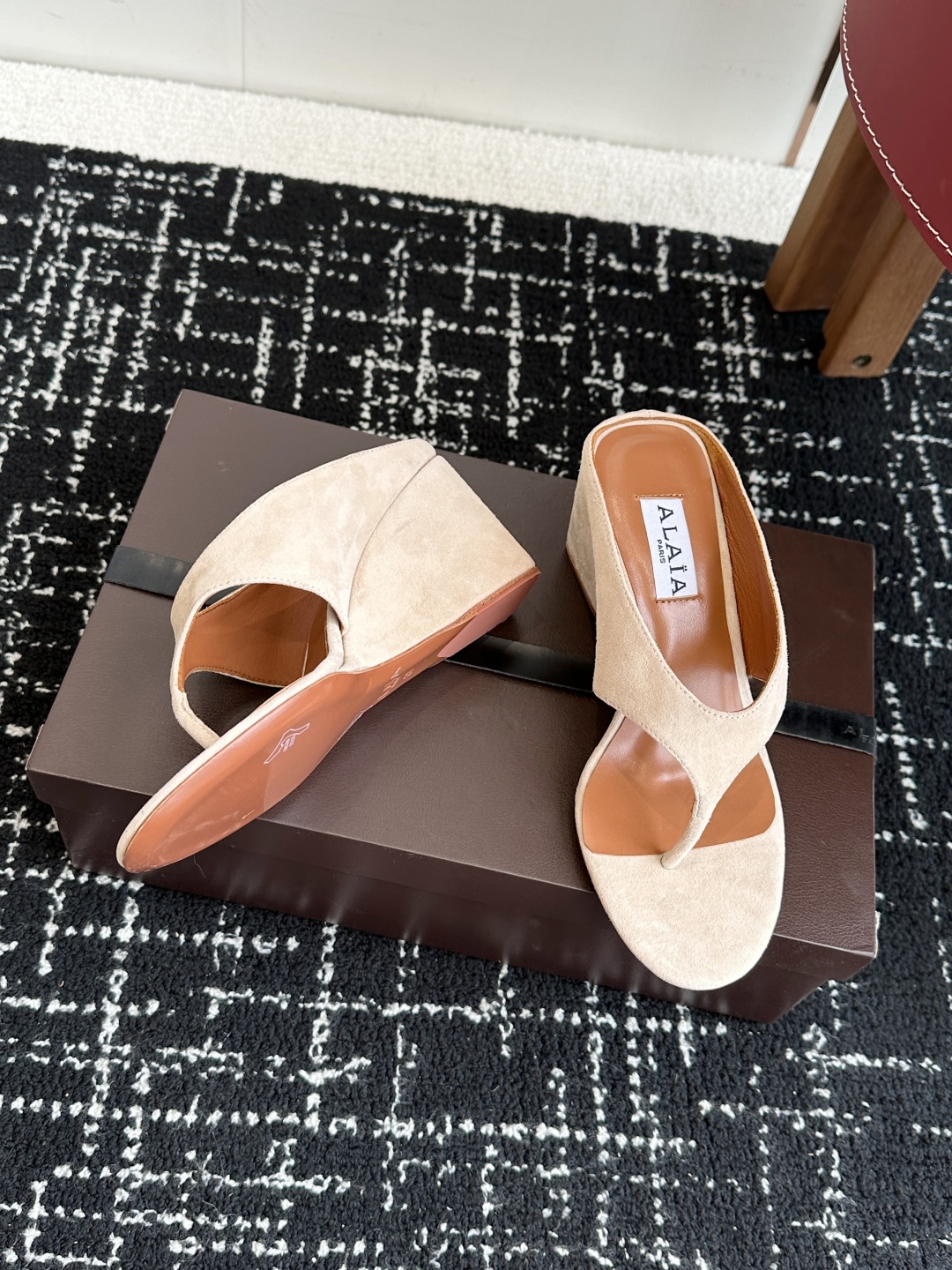 代购级
ALAIA 25ss 春夏新品简易 坡跟夹脚 拖鞋

异形跟穆勒鞋 不对称设计打破常规 释放独特
