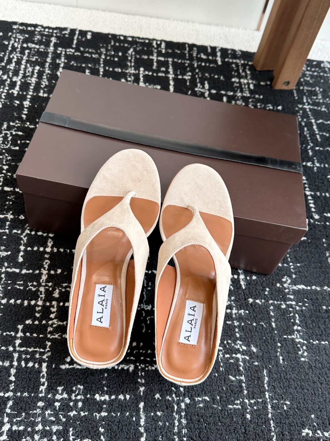 代购级
ALAIA 25ss 春夏新品简易 坡跟夹脚 拖鞋

异形跟穆勒鞋 不对称设计打破常规 释放独特