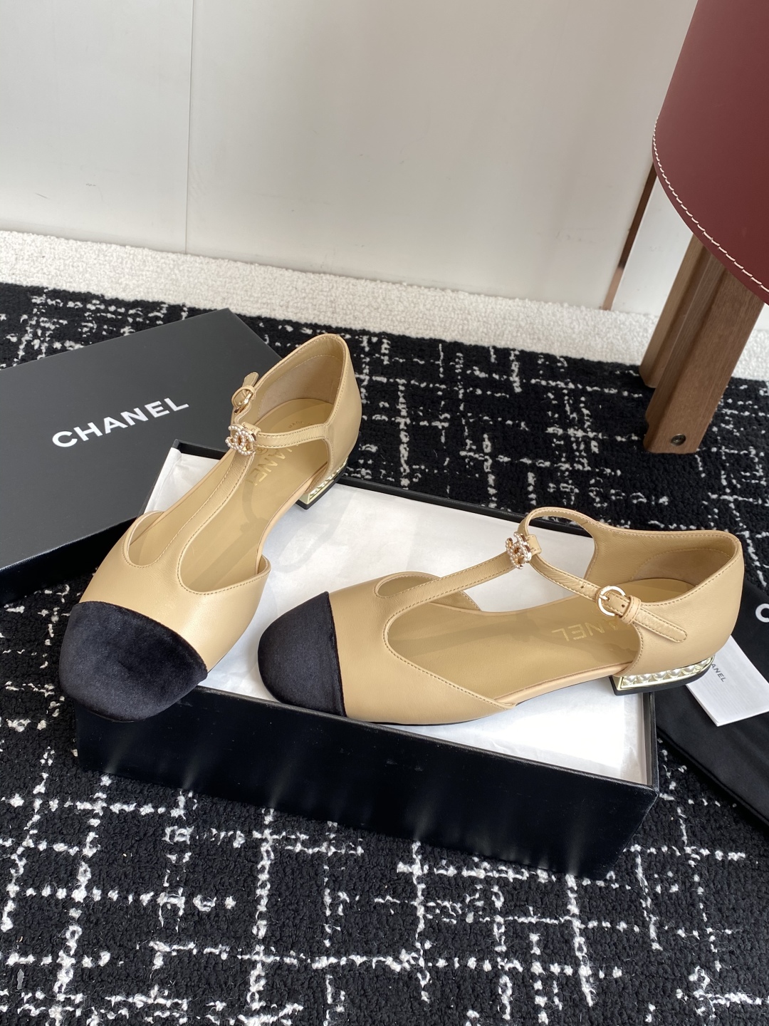 代购级
CHANEL 香奈儿 25ss 春夏秀款中空凉鞋 

第一眼看上就被种草了根据天气变化自由穿搭！