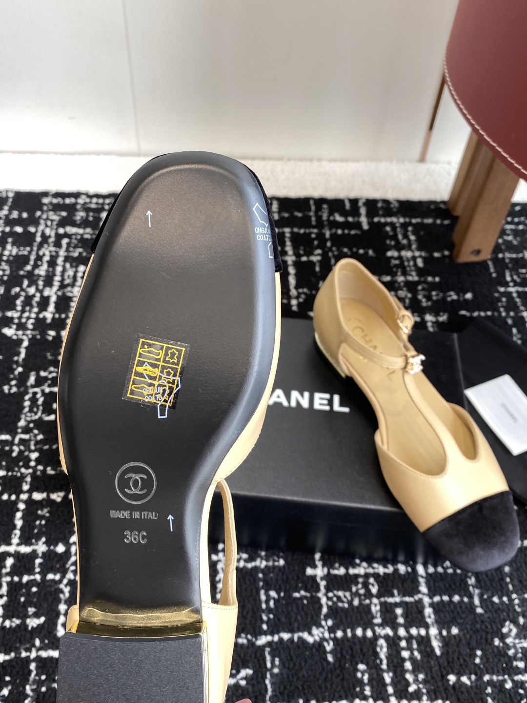 代购级
CHANEL 香奈儿 25ss 春夏秀款中空凉鞋 

第一眼看上就被种草了根据天气变化自由穿搭！