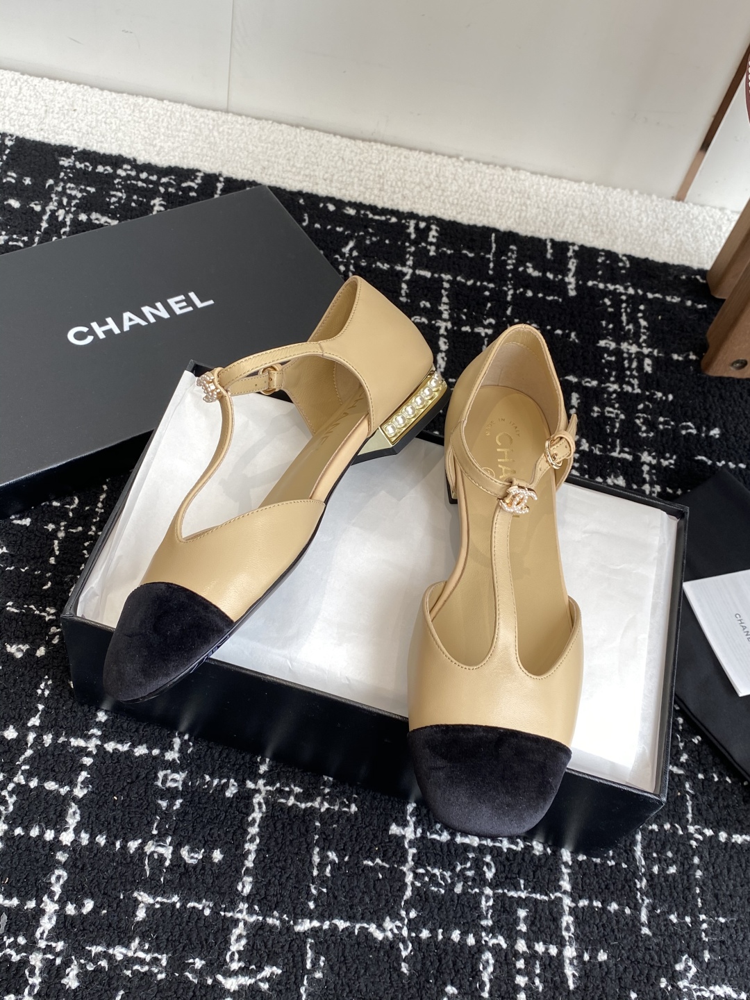 代购级
CHANEL 香奈儿 25ss 春夏秀款中空凉鞋 

第一眼看上就被种草了根据天气变化自由穿搭！