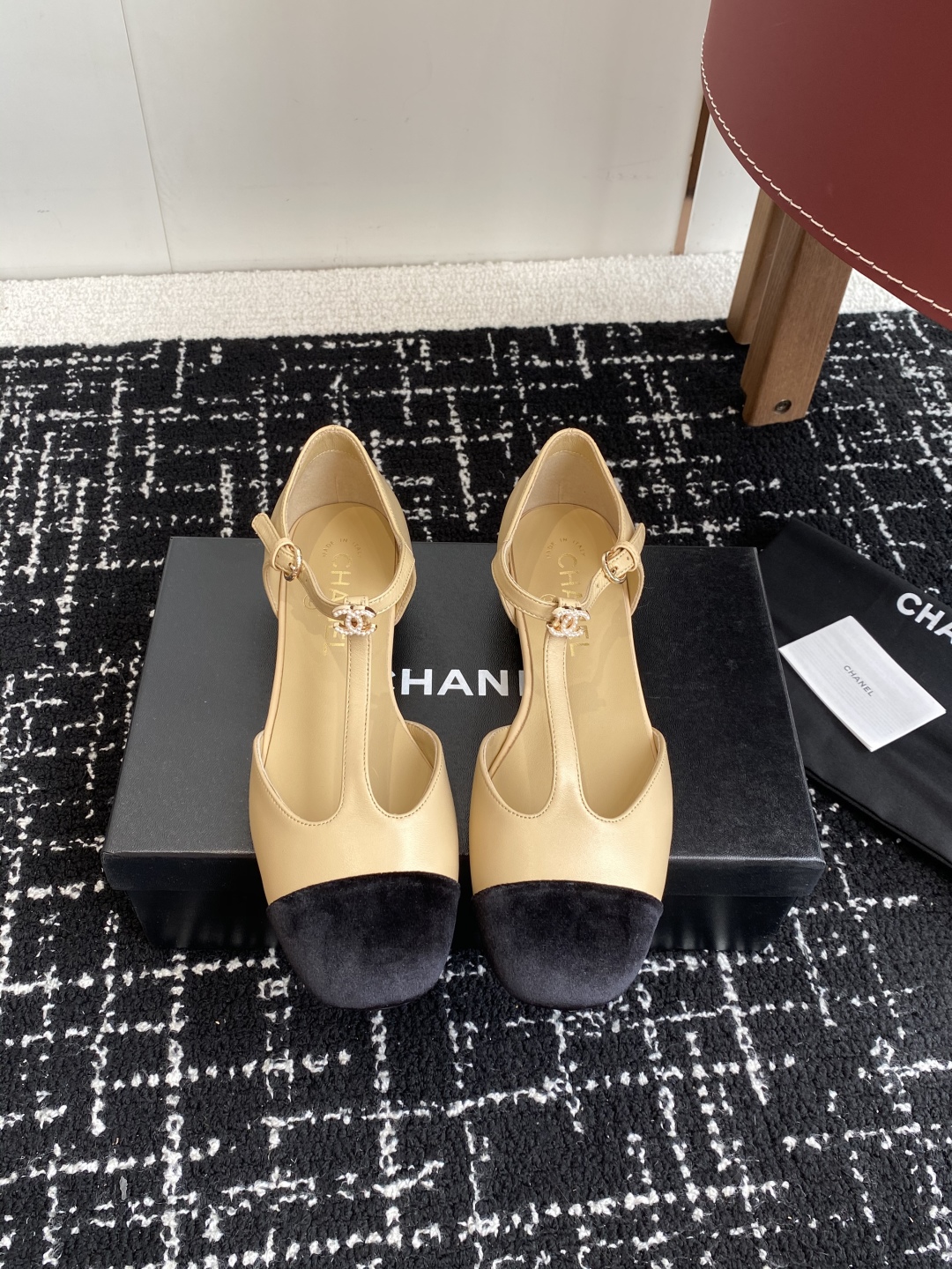 代购级
CHANEL 香奈儿 25ss 春夏秀款中空凉鞋 

第一眼看上就被种草了根据天气变化自由穿搭！