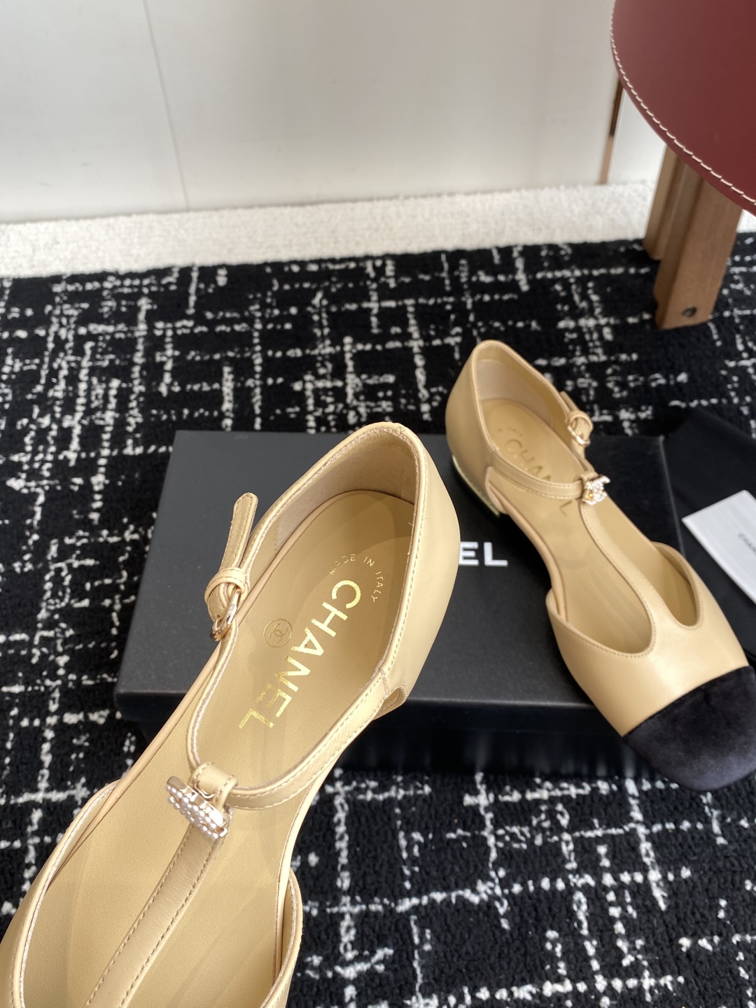 代购级
CHANEL 香奈儿 25ss 春夏秀款中空凉鞋 

第一眼看上就被种草了根据天气变化自由穿搭！