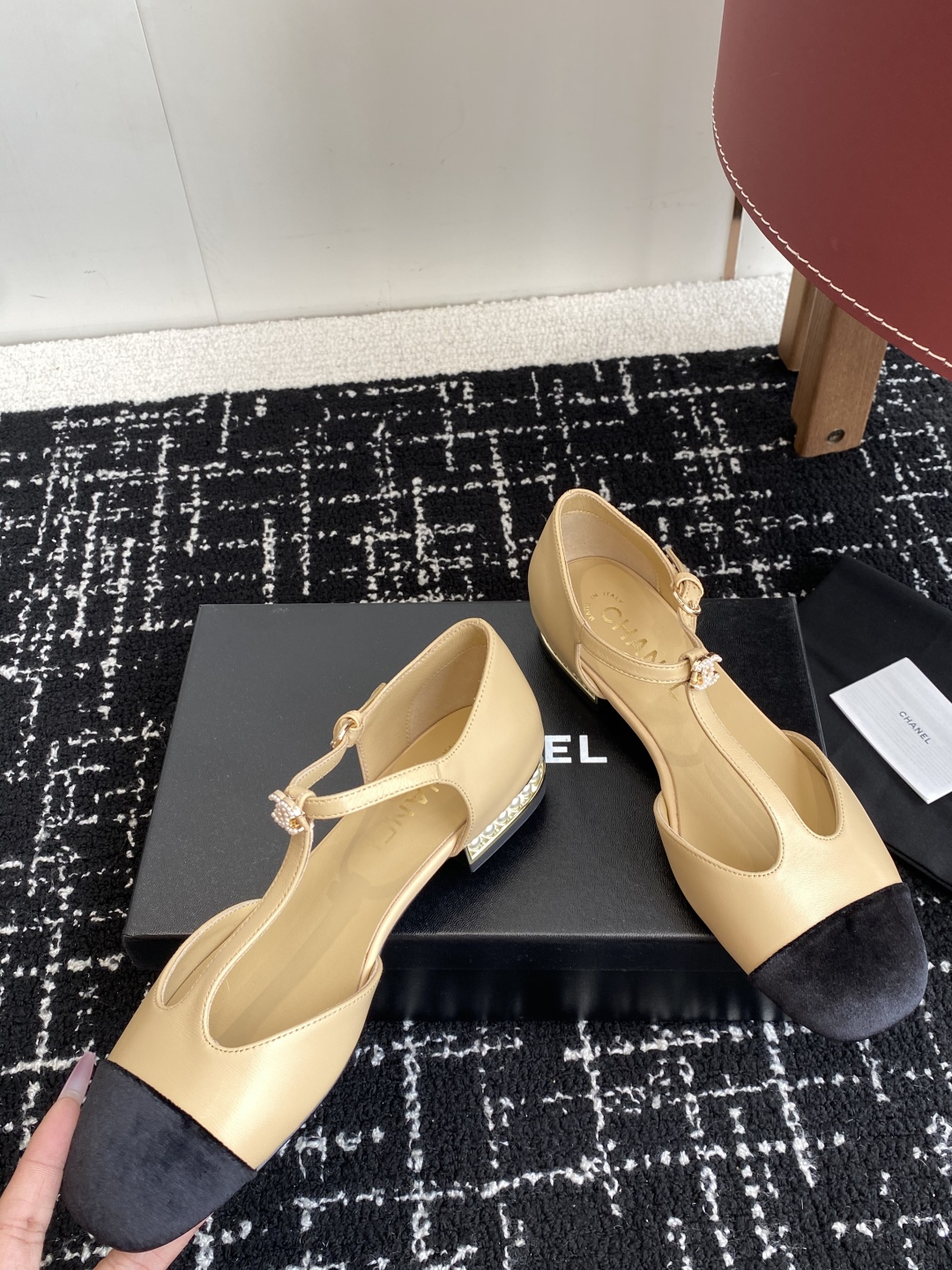 代购级
CHANEL 香奈儿 25ss 春夏秀款中空凉鞋 

第一眼看上就被种草了根据天气变化自由穿搭！