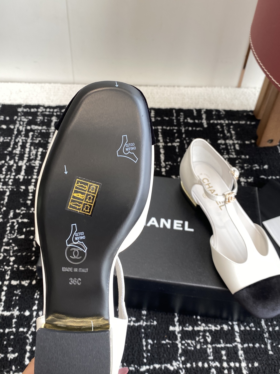 代购级
CHANEL 香奈儿 25ss 春夏秀款中空凉鞋 

第一眼看上就被种草了根据天气变化自由穿搭！