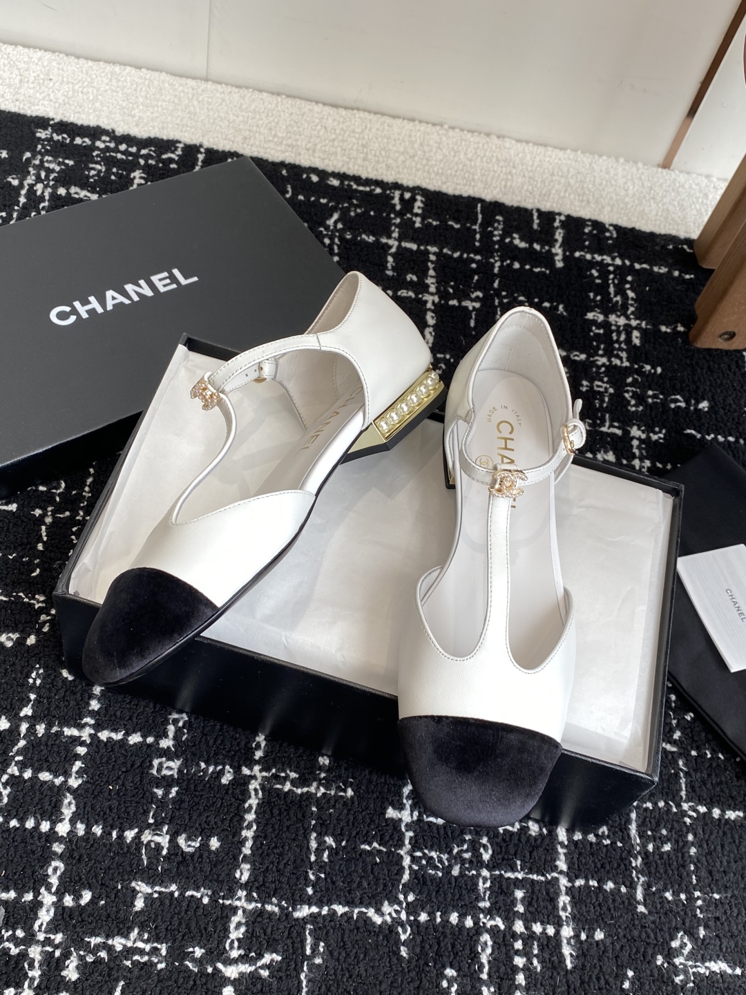 代购级
CHANEL 香奈儿 25ss 春夏秀款中空凉鞋 

第一眼看上就被种草了根据天气变化自由穿搭！