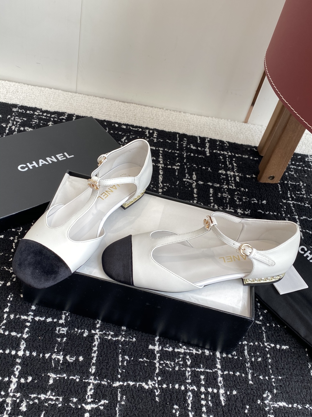 代购级
CHANEL 香奈儿 25ss 春夏秀款中空凉鞋 

第一眼看上就被种草了根据天气变化自由穿搭！
