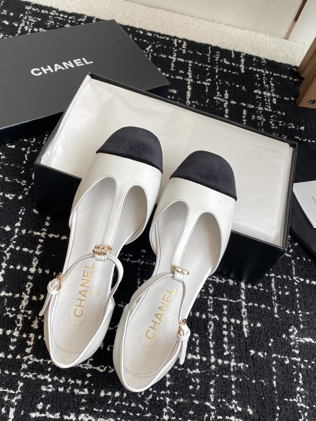 代购级
CHANEL 香奈儿 25ss 春夏秀款中空凉鞋 

第一眼看上就被种草了根据天气变化自由穿搭！