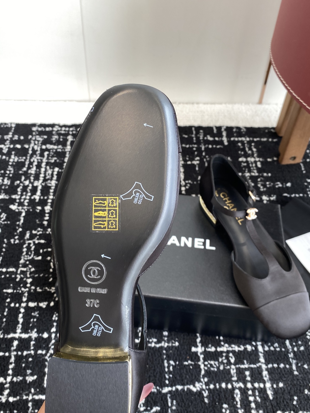 代购级
CHANEL 香奈儿 25ss 春夏秀款中空凉鞋 

第一眼看上就被种草了根据天气变化自由穿搭！