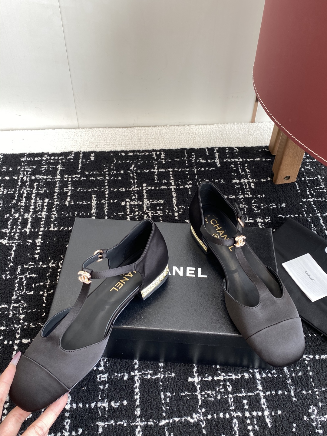 代购级
CHANEL 香奈儿 25ss 春夏秀款中空凉鞋 

第一眼看上就被种草了根据天气变化自由穿搭！