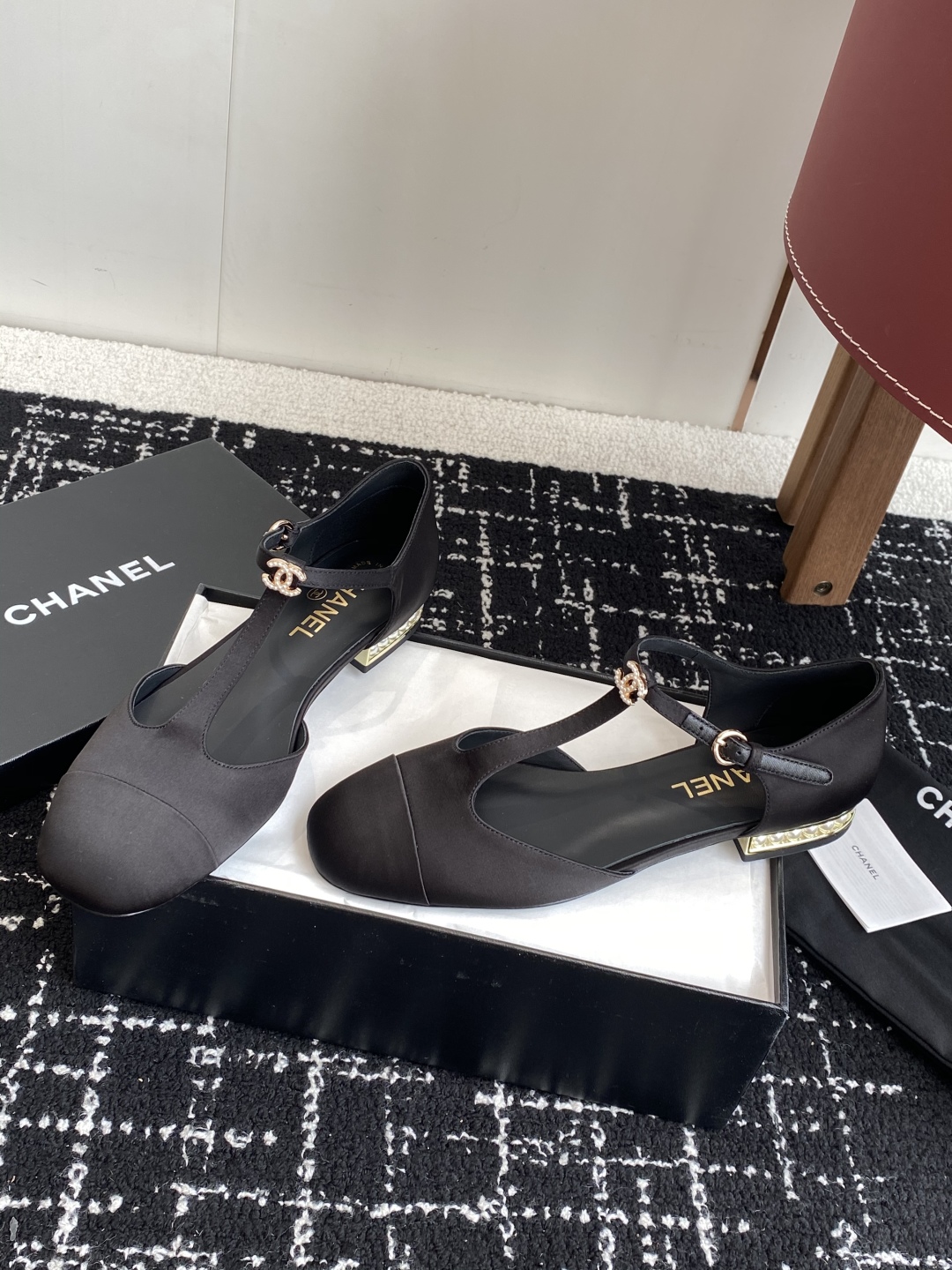 代购级
CHANEL 香奈儿 25ss 春夏秀款中空凉鞋 

第一眼看上就被种草了根据天气变化自由穿搭！