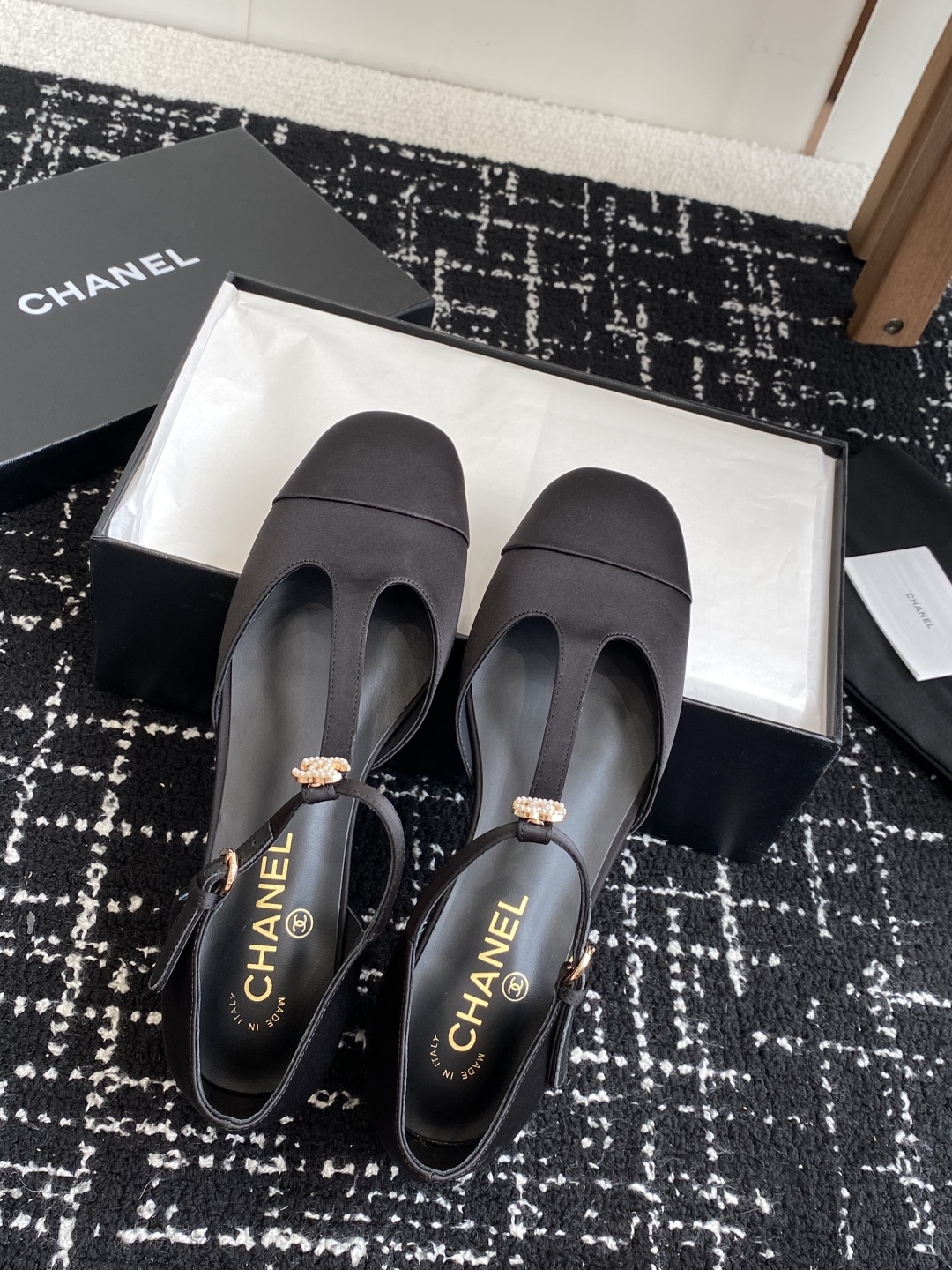 代购级
CHANEL 香奈儿 25ss 春夏秀款中空凉鞋 

第一眼看上就被种草了根据天气变化自由穿搭！