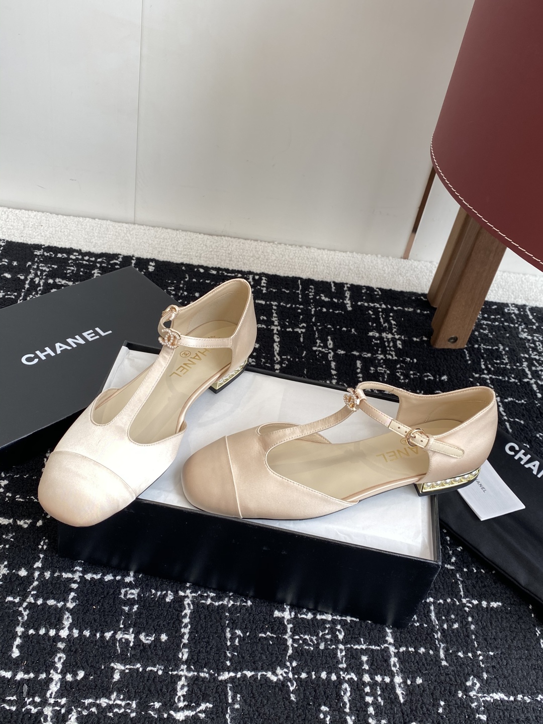 代购级
CHANEL 香奈儿 25ss 春夏秀款中空凉鞋 

第一眼看上就被种草了根据天气变化自由穿搭！