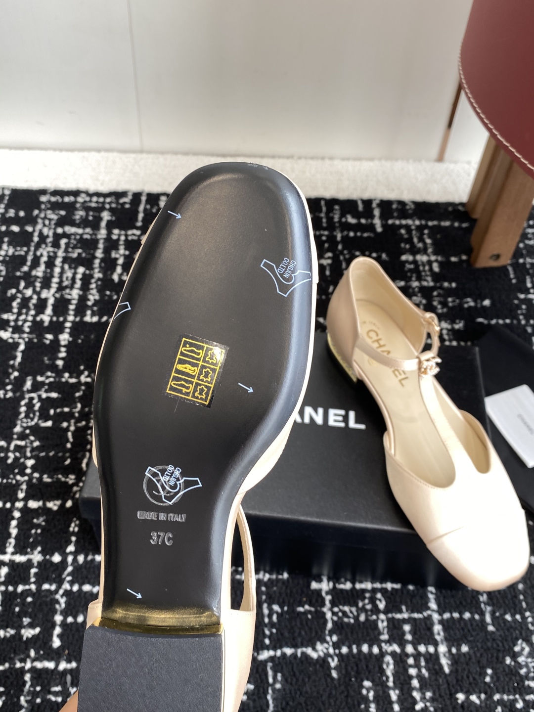 代购级
CHANEL 香奈儿 25ss 春夏秀款中空凉鞋 

第一眼看上就被种草了根据天气变化自由穿搭！