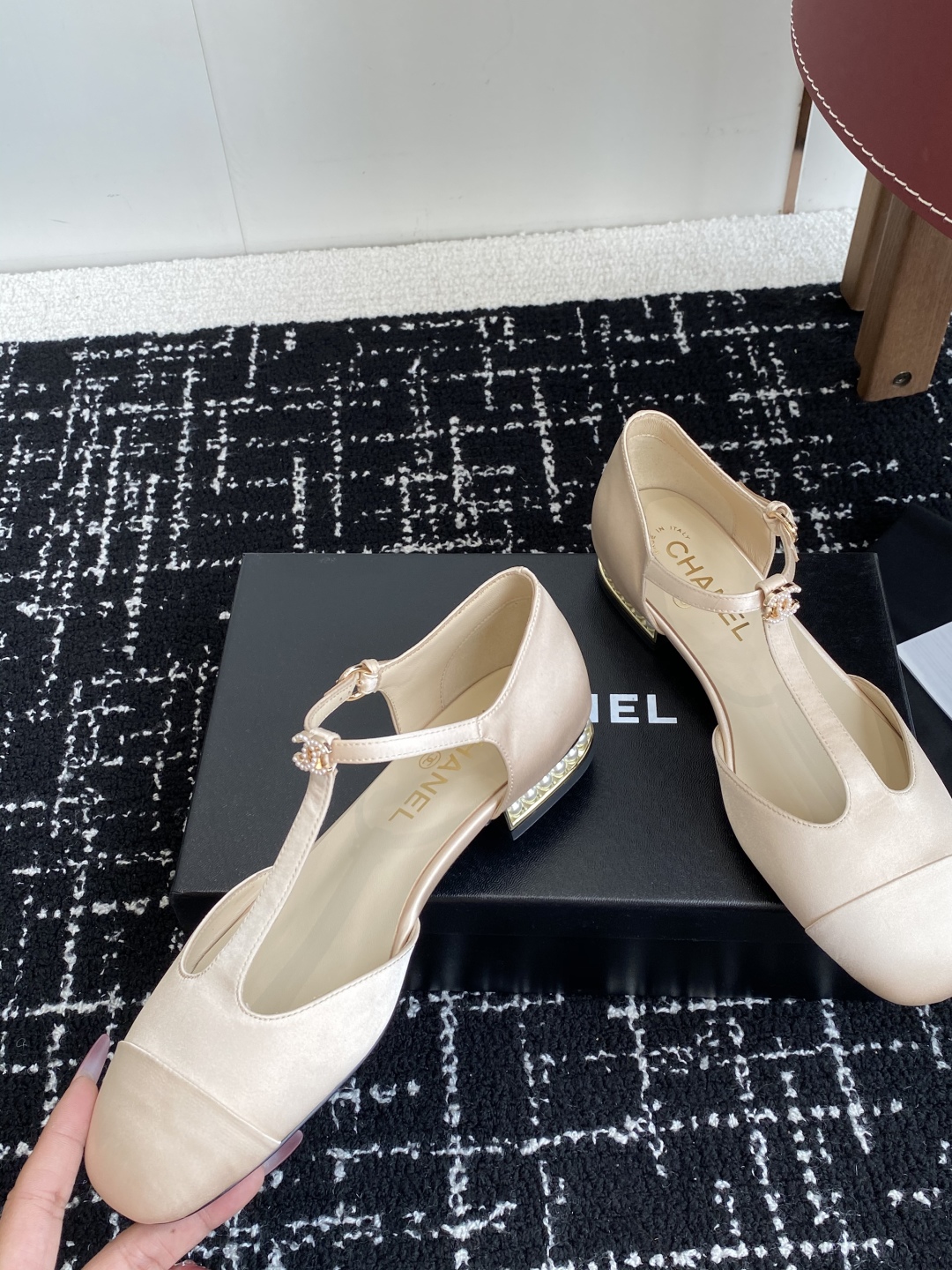 代购级
CHANEL 香奈儿 25ss 春夏秀款中空凉鞋 

第一眼看上就被种草了根据天气变化自由穿搭！
