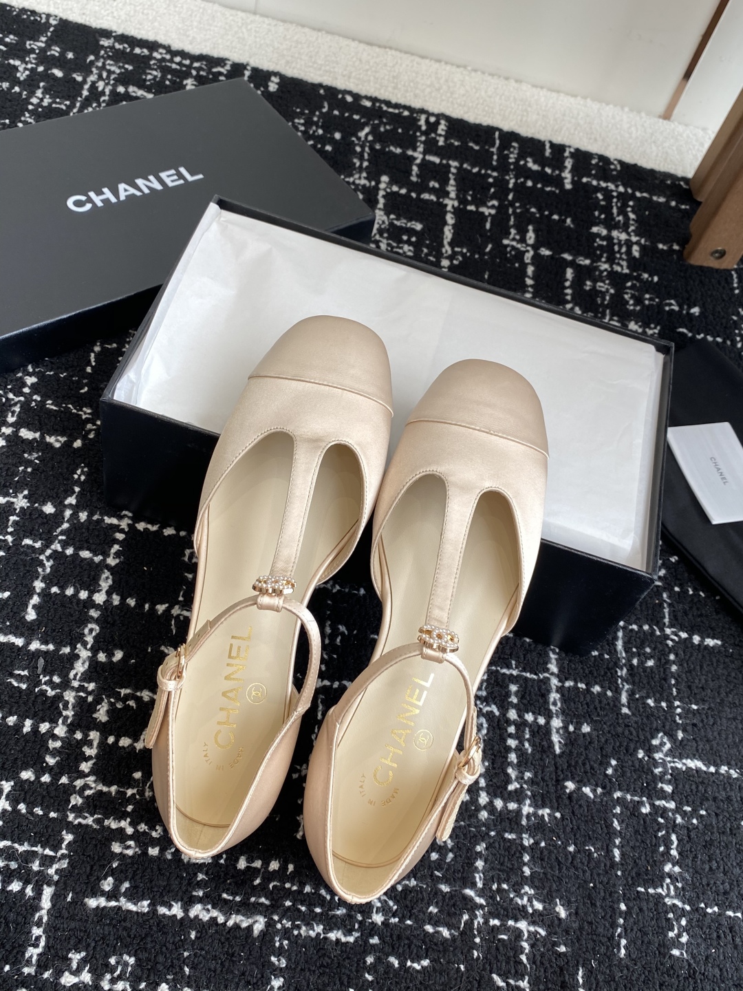 代购级
CHANEL 香奈儿 25ss 春夏秀款中空凉鞋 

第一眼看上就被种草了根据天气变化自由穿搭！