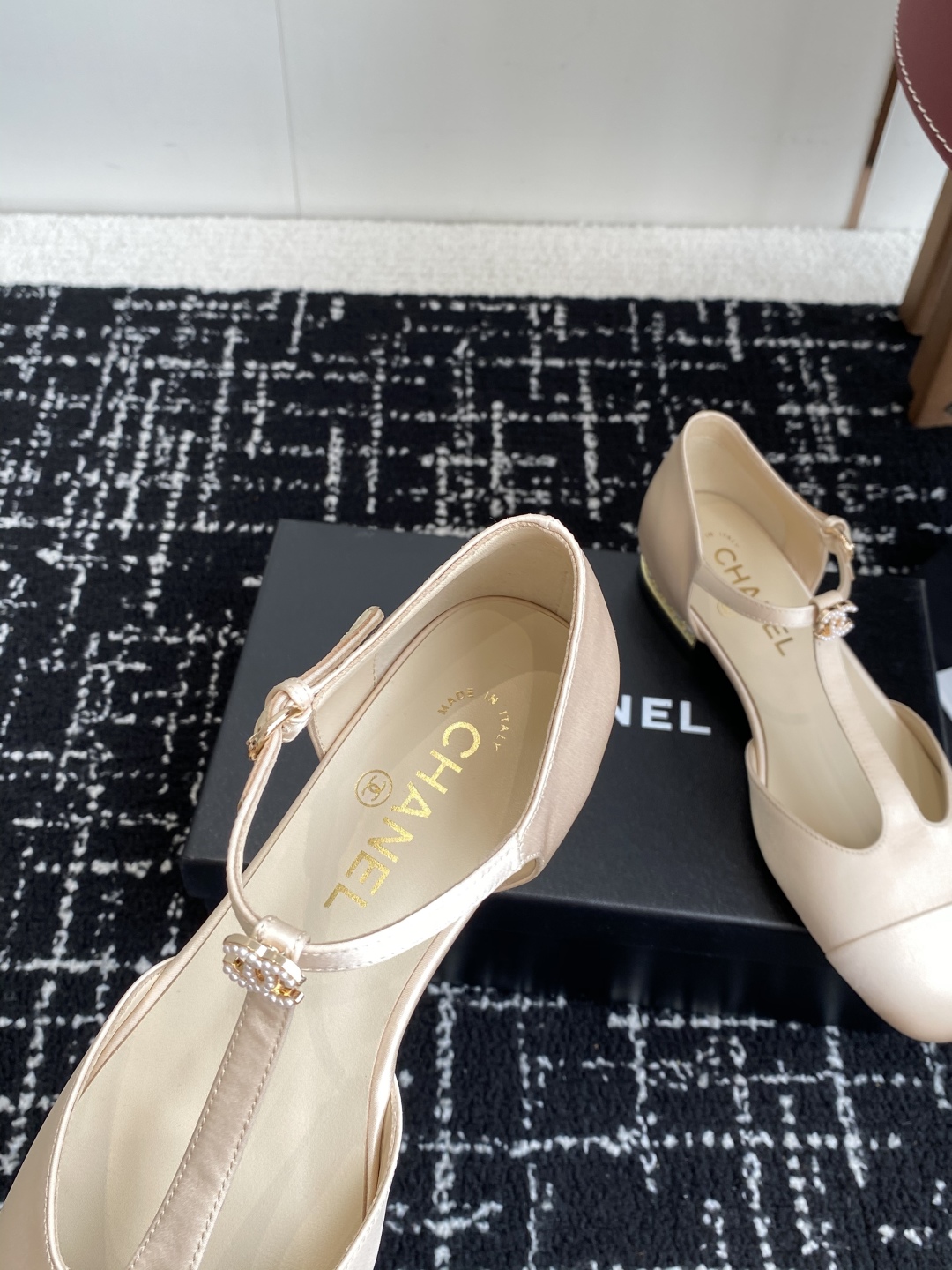 代购级
CHANEL 香奈儿 25ss 春夏秀款中空凉鞋 

第一眼看上就被种草了根据天气变化自由穿搭！