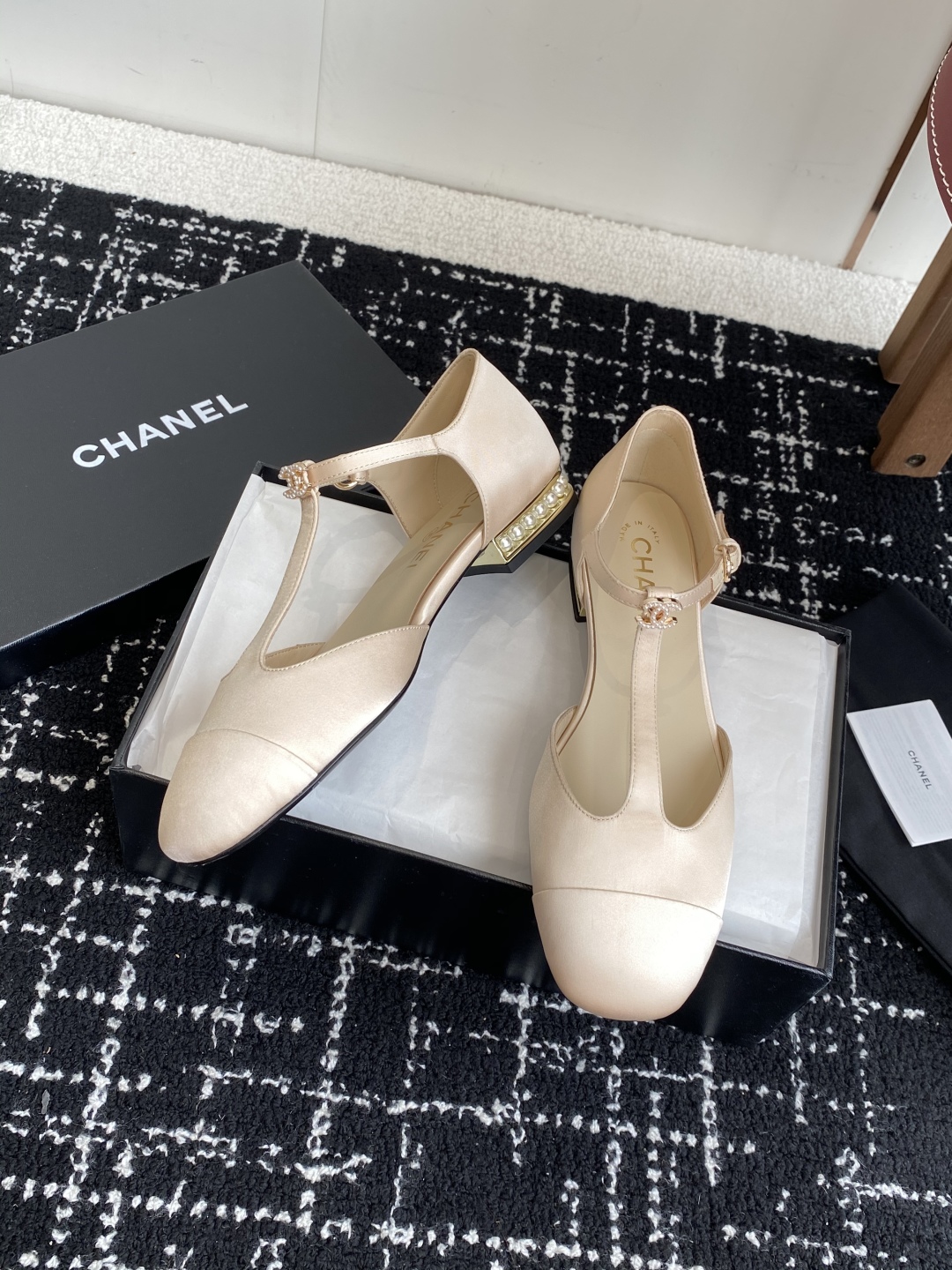 代购级
CHANEL 香奈儿 25ss 春夏秀款中空凉鞋 

第一眼看上就被种草了根据天气变化自由穿搭！