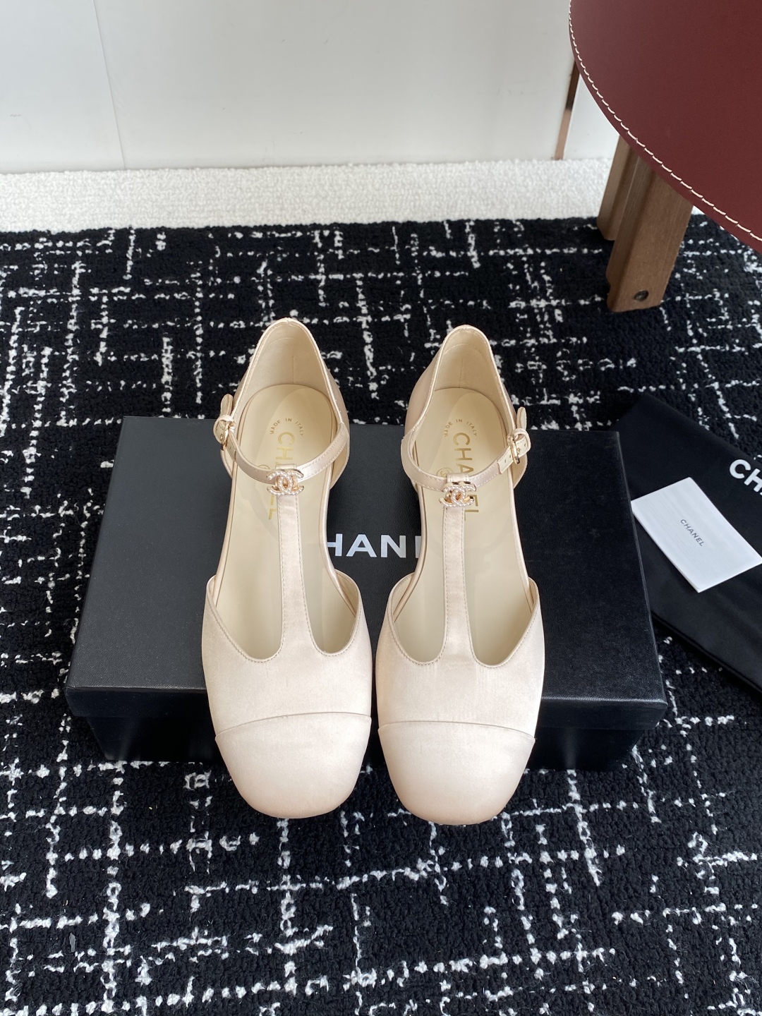 代购级
CHANEL 香奈儿 25ss 春夏秀款中空凉鞋 

第一眼看上就被种草了根据天气变化自由穿搭！