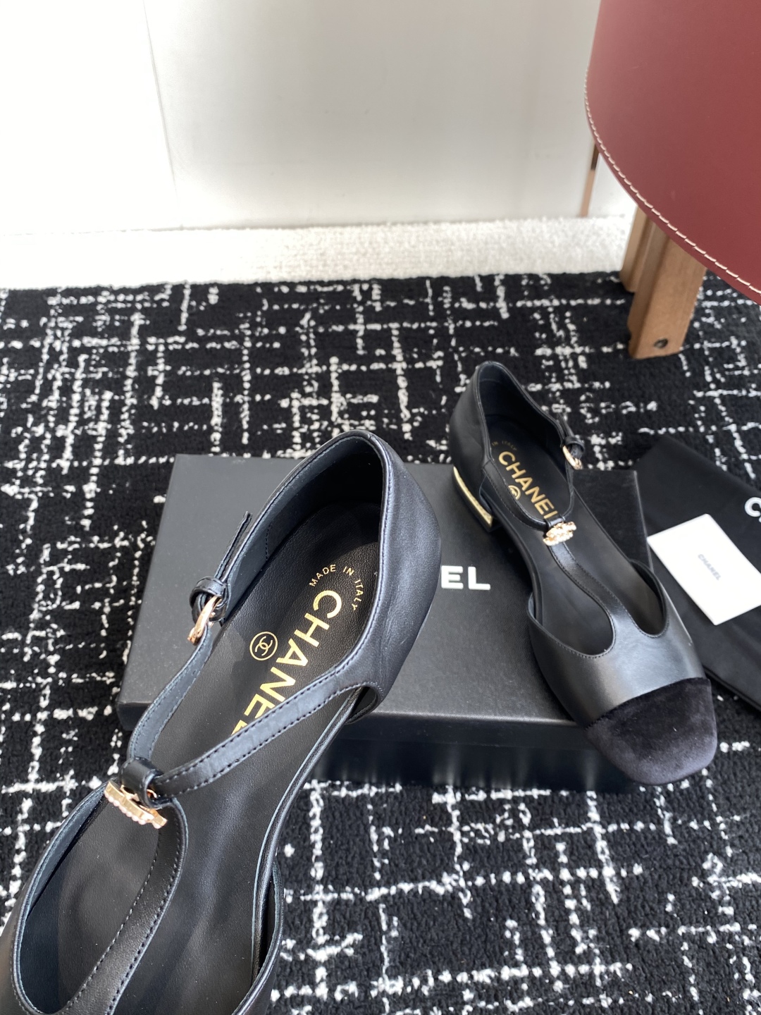 代购级
CHANEL 香奈儿 25ss 春夏秀款中空凉鞋 

第一眼看上就被种草了根据天气变化自由穿搭！