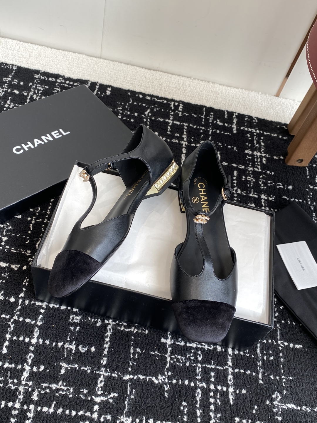 代购级
CHANEL 香奈儿 25ss 春夏秀款中空凉鞋 

第一眼看上就被种草了根据天气变化自由穿搭！