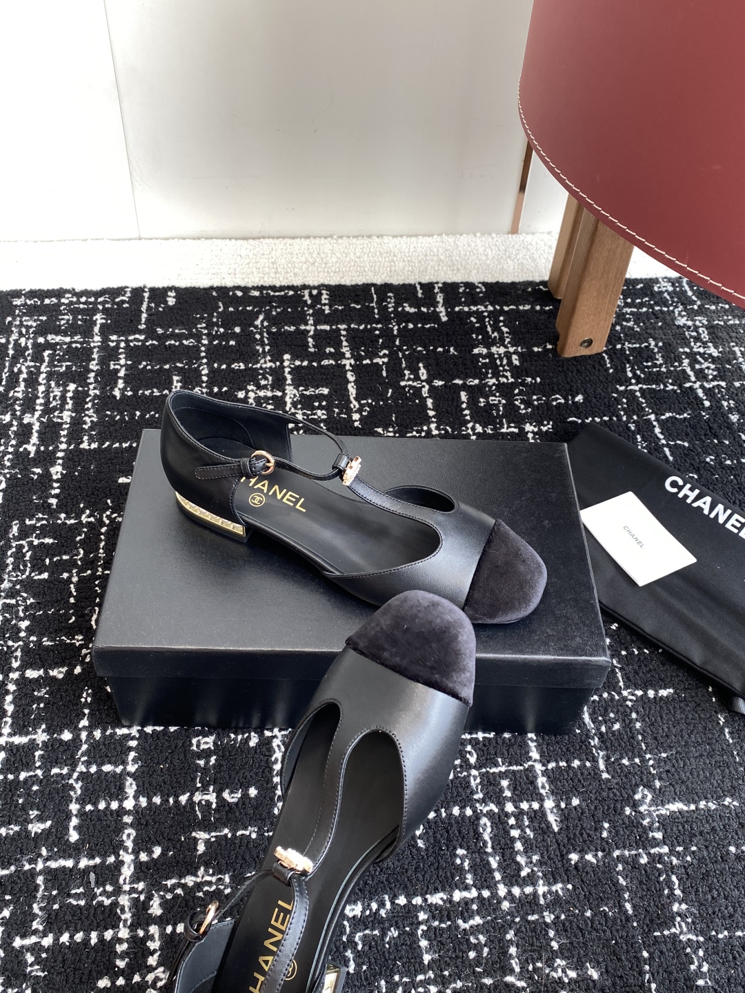 代购级
CHANEL 香奈儿 25ss 春夏秀款中空凉鞋 

第一眼看上就被种草了根据天气变化自由穿搭！
