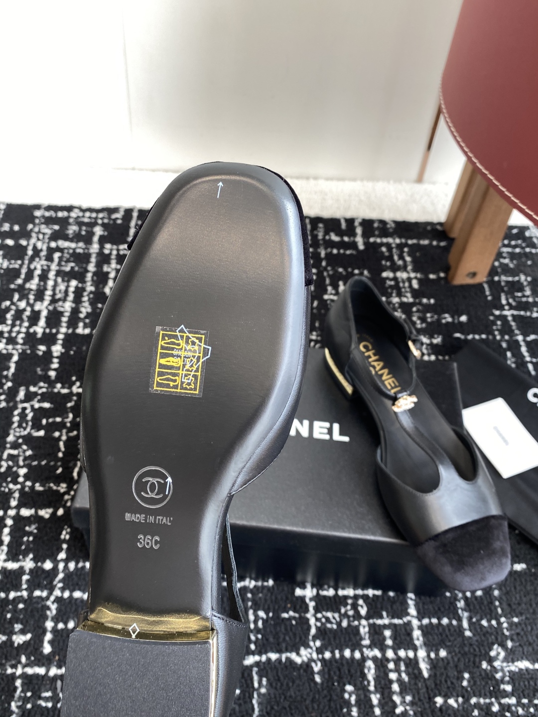 代购级
CHANEL 香奈儿 25ss 春夏秀款中空凉鞋 

第一眼看上就被种草了根据天气变化自由穿搭！